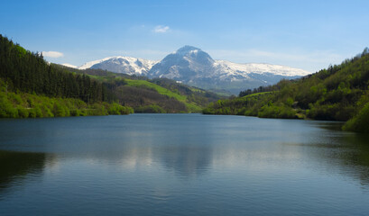 Obraz na płótnie Canvas Ibiur reservoir and Mount Txindoki in the Sierra de Aralar Natural Park, Euskadi