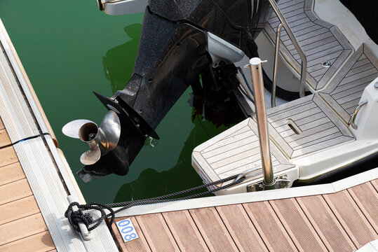 Moteur hors-bord d'un bateau &agrave; quai