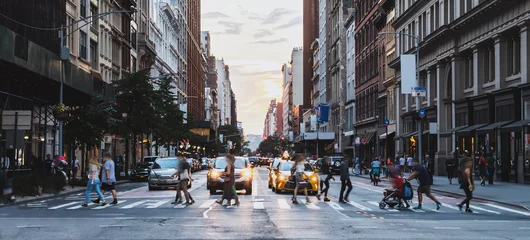 Rolgordijnen Busy street scene with crowds of people walking across an intersection on Fifth Avenue in New York City © deberarr