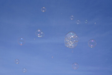 Spiel der Seifenblasen am Himmel