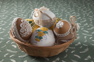 Petit panier d'osier rempli d’œufs décorés