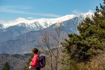 Fototapeta na wymiar promeneuse devant le Canigou enneigé, hiker woman in the mountains