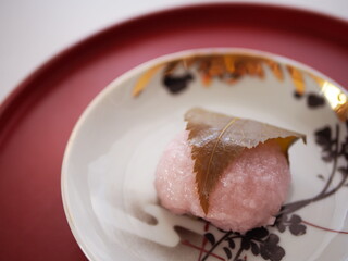 朱塗りのお盆にのせた関西風桜餅