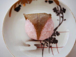古い和のお皿にのせた関西風桜餅