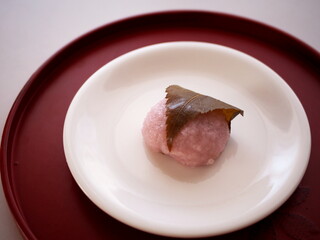 朱塗りのお盆にのせた関西風桜餅