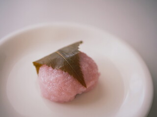 シンプルな白いお皿にのせた関西風桜餅