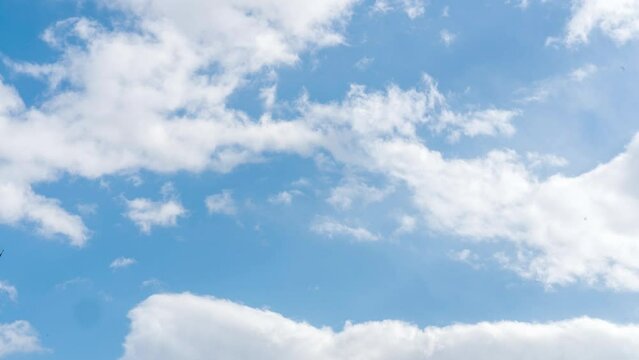 Ziehende Wolken, blauer Himmel