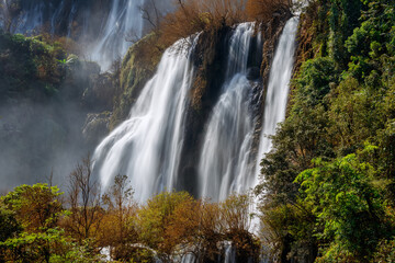 Obraz na płótnie Canvas Thi lo su Waterfall,beautiful waterfall in deep in rain forest,Tak province, Thailand,