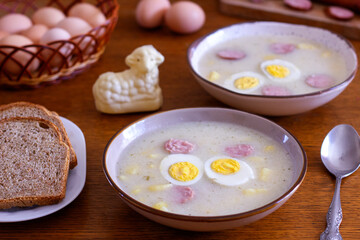 Barszcz biały z kiełbasą i jajkiem. Tradycyjne polskie danie na Wielkanoc