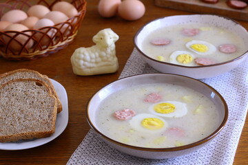 Barszcz biały z kiełbasą i jajkiem. Tradycyjne polskie danie na Wielkanoc © Monika