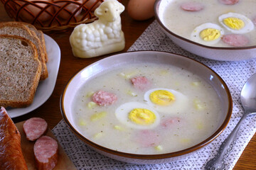 Barszcz biały z kiełbasą i jajkiem. Tradycyjne polskie danie na Wielkanoc © Monika