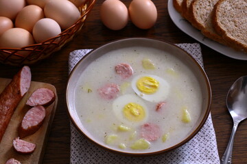Barszcz biały z kiełbasą i jajkiem. Tradycyjne polskie danie na Wielkanoc