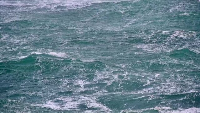 temp&ecirc;te en Bretagne, mer agit&eacute;e au phare du four