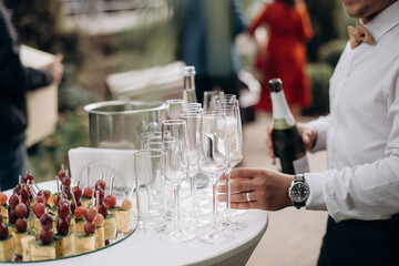 catering, the waiter pours alcohol into glasses