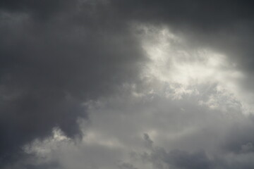 Obraz premium Helles Licht, Sturm in Form von dichten Wolken mit ein wenig Licht der scheinenden Sonne