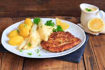 Spargel mit Schnitzel und Kartoffeln
