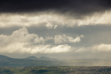 ville de Clermont Ferrand dans le Puy de Dôme sous un ciel orageux