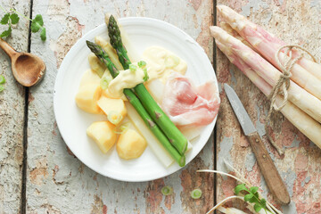 Teller Spargel Weiß Grün mit Kartoffeln Schinken Gericht 