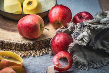 Czerwone, świeże, aromatyczne jabłka. Obrane ze skórki jabłka na talerzu.  - obrazy, fototapety, plakaty