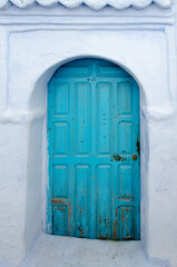 Puertas azules típicas del pueblo árabe de Chaouen en Marruecos - 497559733