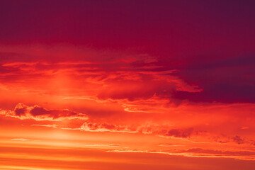 Levendige, heldere en kleurrijke achtergrond van rode, oranje en gele ochtend- of avondlucht tijdens zonsopgang of zonsondergang