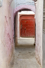 Zoco de Tetuán, corredores y puerta de pueblo árabe encalado - 497560506