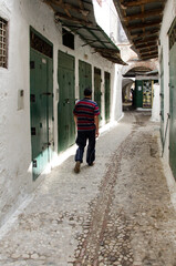 Zoco de Tetuán en Marruecos, corredor típico de pueblo