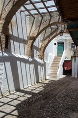Zoco de Tetuán en Marruecos con arcos de ladrillo y paredes encaladas - 497560570
