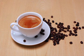 Hot americano coffee cup and beans isolated on wooden table