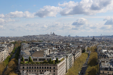 Fototapeta na wymiar skyline view from arch of triumph in paris with sacre coeur church