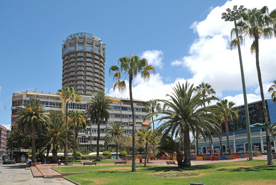 Plaza del comandante Ram&oacute;n Franco con palmeras y edificios residenciales en el Puerto de La Luz de la ciudad de las Palmas de Gran Canaria