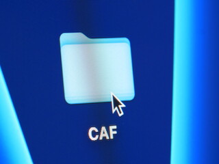 CAF - caisse d'allocations familiales - photo macro d'un dossier sur un écran d'ordinateur