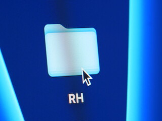 RH - Ressources Humaines - photo macro d'un dossier sur un écran d'ordinateur