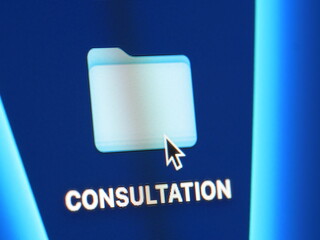 Consultation - photo macro d'un dossier sur un écran d'ordinateur