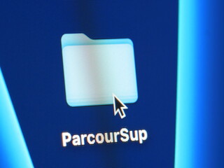 ParcourSup - photo macro d'un dossier sur un écran d'ordinateur