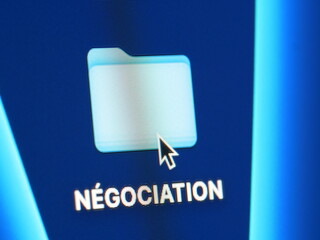 Négociation - photo macro d'un dossier sur un écran d'ordinateur