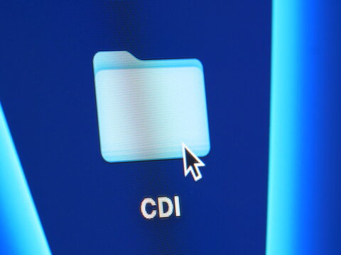 CDI - Contrat de travail &agrave; dur&eacute;e ind&eacute;termin&eacute;e  - photo macro d'un dossier sur un &eacute;cran d'ordinateur