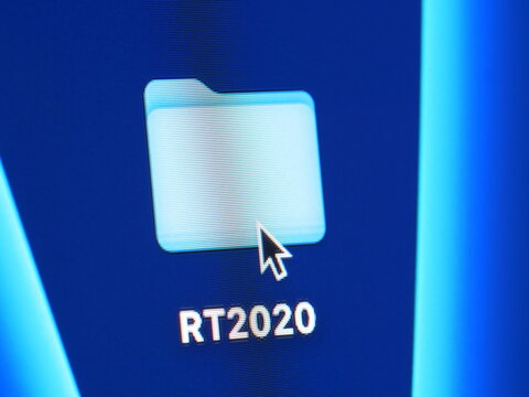 RT2020 - R&eacute;glementation Thermique 2020 - photo macro d'un dossier sur un &eacute;cran d'ordinateur