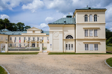 Obraz premium Lazne Kynzvart, West Bohemia, Czech Republic, 7 August 2021: Yellow and white Representative Chateau or summer castle in style of Viennese Classicism, green lawns, fountain in courtyard at sunny day