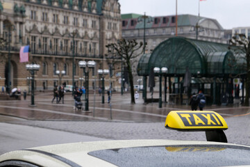 Taxi im Regen am Rathaus in Hamburg