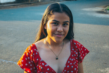 Chica latina sonriente en un dia caluroso de verano 