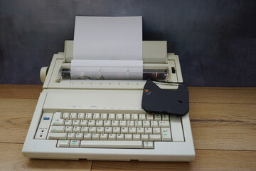 eine elektrische Schreibmaschine mit Farbband