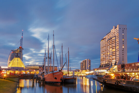 blaue Stunde &uuml;ber den "Alter Hafen" Bremerhaven mit Feuerschiff 