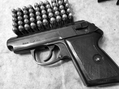 Pistolet na amunicję ostrą przygotowany do strzału na strzelnicy