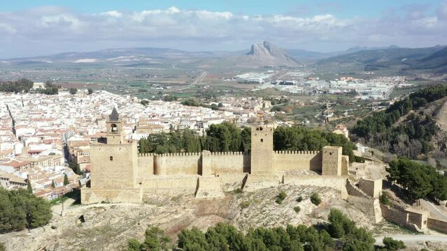 survol de la ville d'Antequera en Andalousie et de son château, province de Malaga