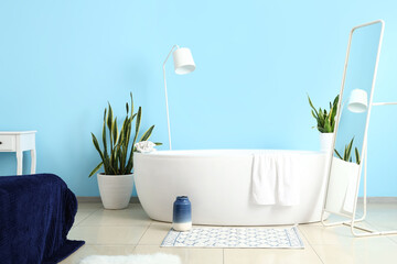 Obraz na płótnie Canvas Modern bathtub in stylish room