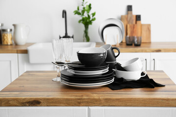 Obraz na płótnie Canvas Set of clean tableware in kitchen