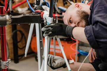 The master adjusts the carbon bike