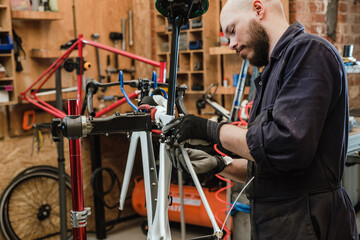 the master installs the rear brake