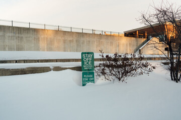 Sign warning to stay off ice. 